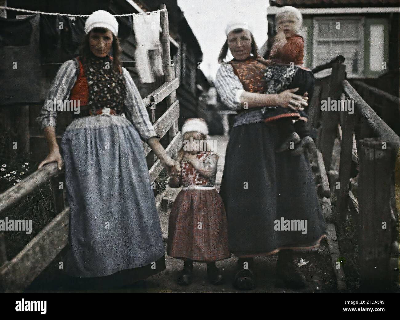 Marken, Paesi Bassi donna, ragazze e fanciulla in Isola Costume, persone, abbigliamento, vita quotidiana, Isola, donna, Costume, bambino, Ricamo, Ritratto di gruppo, Domestic Life, Holland, Marken, vari gruppi di Marken Island, Marken, 01/09/1929 - 01/09/1929, Passet, Stéphane, fotografo, 1929 - Pays-Bas - Stéphane Passet - (17-31 agosto), Autochrome, Photo, Glass, Autochrome, foto, positivo, orizzontale, dimensioni 9 x 12 cm Foto Stock