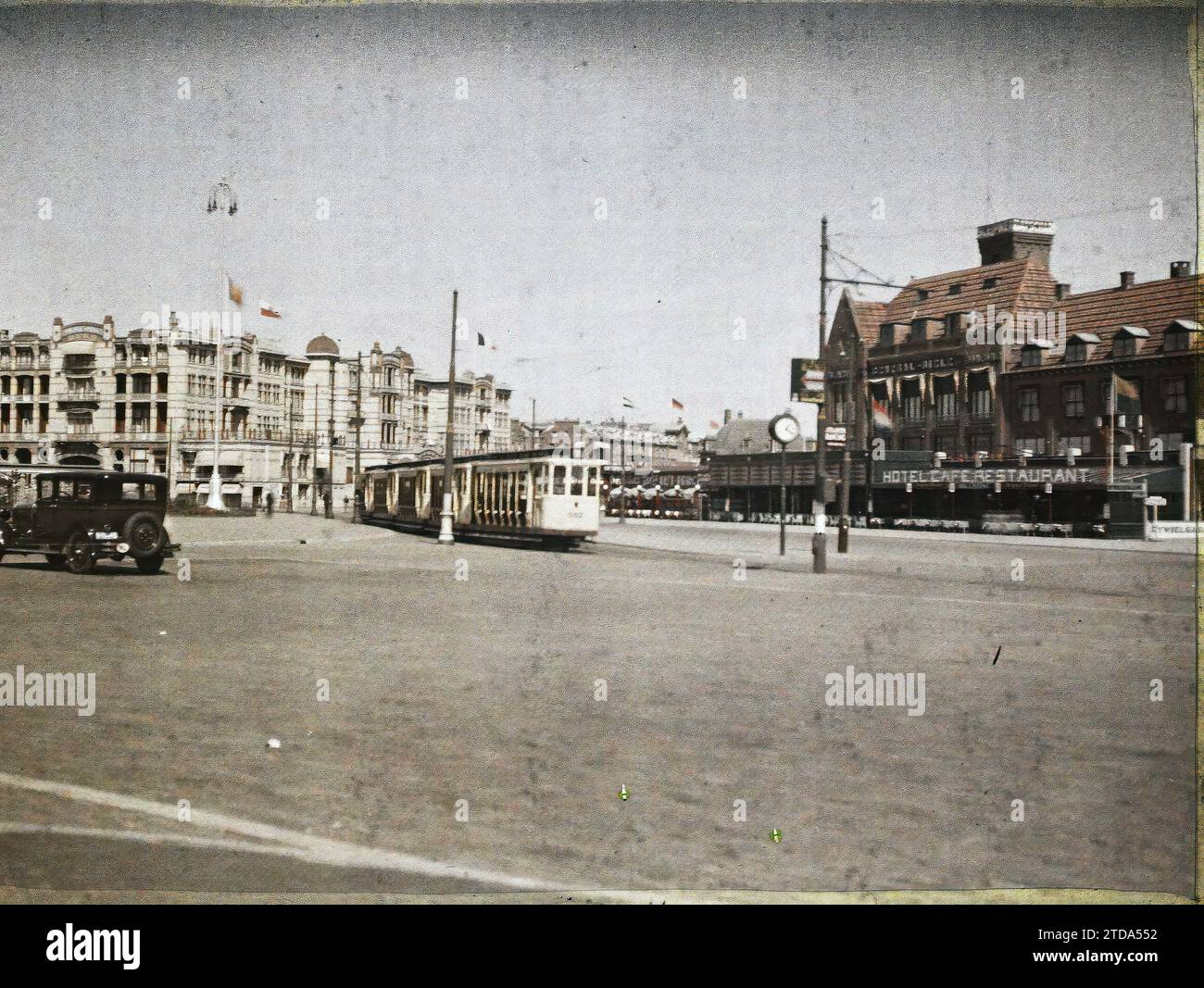 Scheveningen, l'Aia, Paesi Bassi la grande piazza con il palazzo sullo sfondo, alloggi, architettura, attività economica, trasporti, auto, architettura commerciale, tram, strada, distretto, Piazza, ristoranti, hotel, trasporti ferroviari, Olanda, Scheveningen, Grand Place e Palace, Scheveningue, 23/08/1929-23/08/1929, Passet, Stéphane, fotografo, 1929 - Pays-Bas - Stéphane Passet - (17-31 agosto), Autochrome, Photo, Glass, Autochrome, foto, positivo, orizzontale, dimensioni 9 x 12 cm Foto Stock