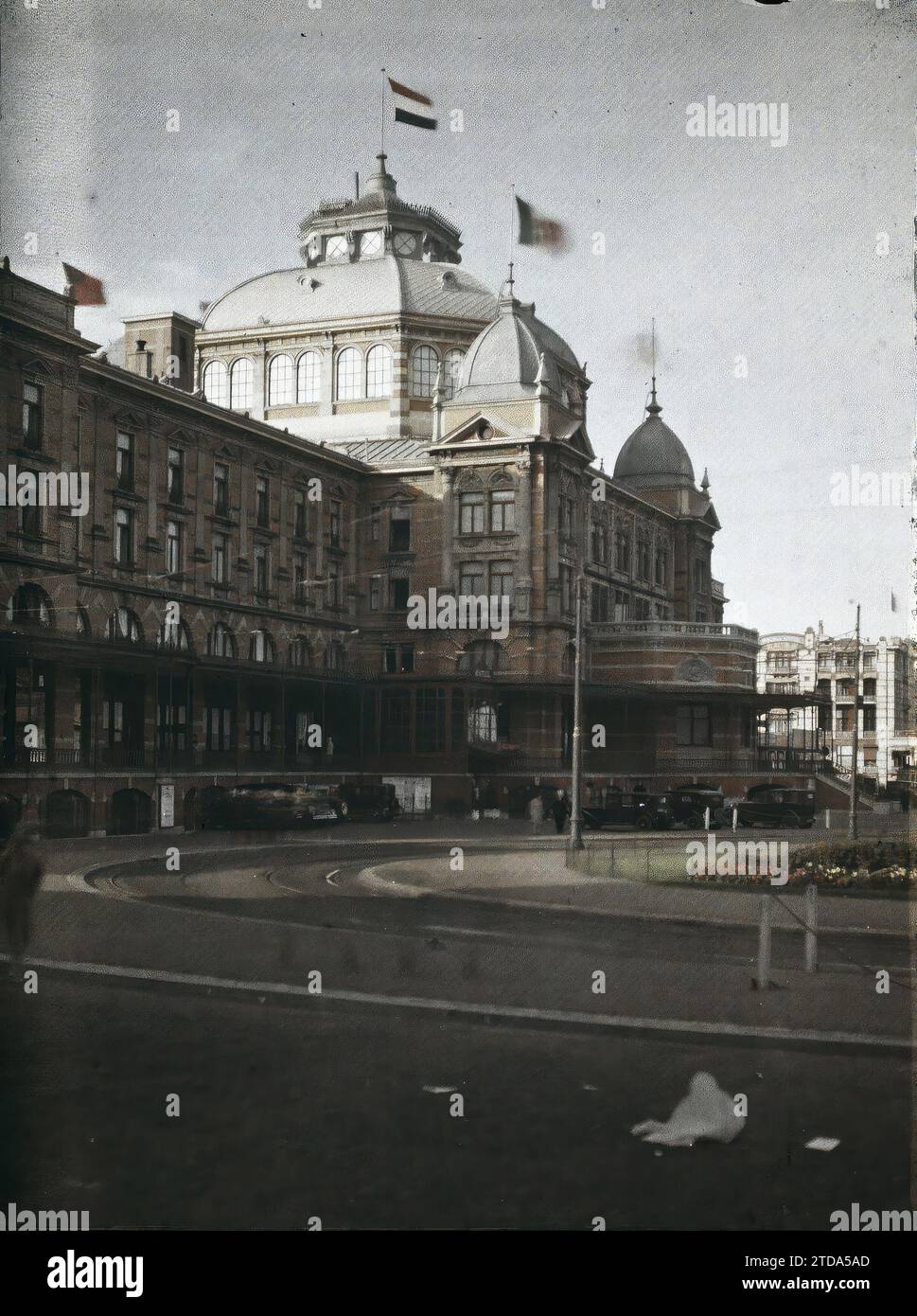 Scheveningen, l'Aia, Paesi Bassi il Kurhaus sul lato della Grand Place, alloggi, architettura, attività economica, architettura commerciale, Street, District, Square, Cupola, dome, ristoranti, alberghi, Olanda, Scheveningen, Kurhaus, Scheveningue, 25/08/1929 - 25/08/1929, Passet, Stéphane, fotografo, 1929 - Pays-Bas - Stéphane Passet - (17-31 agosto), Autochrome, Photo, Glass, Autochrome, foto, positivo, verticale, dimensioni 9 x 12 cm Foto Stock