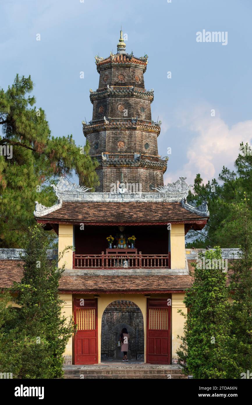 La Pagoda Thien Mu (vale a dire la Pagoda delle fate del cielo), nota anche come Pagoda Linh Mu, è una delle pagoda più affascinanti e antiche della città di Hue (CTK pH Foto Stock