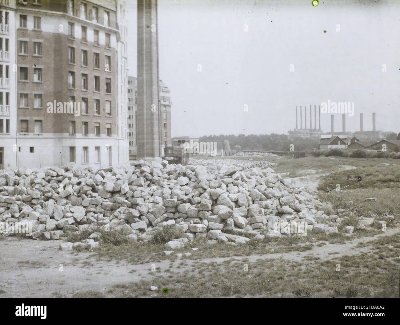 Parigi (16° arr.), Francia costruzione di alloggi economici (HBM) nella zona fortificata a porte de Saint-Cloud, abitazioni, architettura, fabbrica, officina, opere, colonne, abitazioni, fortificazioni, Camino, Rubble, Francia, Parigi, Nau aspetto del sito delle vecchie fortificazioni, porte de St Cloud, verso la Senna, Arrondissement XVI, fortificazioni, Petite ceinture, la zone, 19/08/1929 - 19/08/1929, Léon, Auguste, fotografo, Autochrome, foto, vetro, Autochrome, foto, positivo, orizzontale, dimensioni 9 x 12 cm Foto Stock