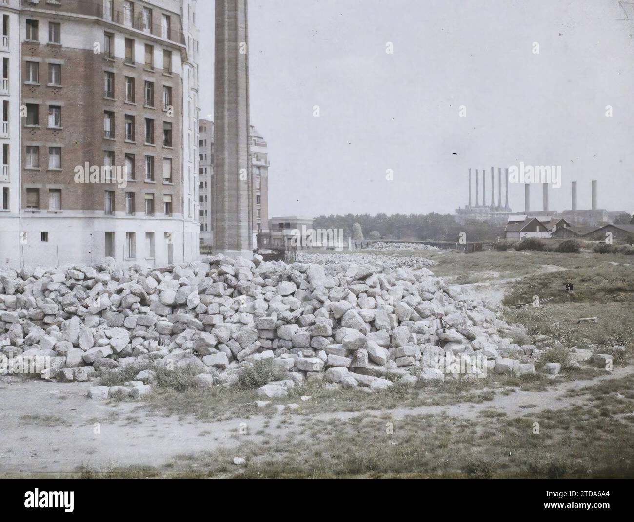 Parigi (16° arr.), Francia costruzione di alloggi economici (HBM) nella zona fortificata a porte de Saint-Cloud, abitazioni, architettura, fabbrica, officina, opere, colonne, abitazioni, fortificazioni, Camino, Rubble, Francia, Parigi, Nau aspetto del sito delle vecchie fortificazioni, porte de St Cloud, verso la Senna, Arrondissement XVI, fortificazioni, Petite ceinture, la zone, 19/08/1929 - 19/08/1929, Léon, Auguste, fotografo, Autochrome, foto, vetro, Autochrome, foto, positivo, orizzontale, dimensioni 9 x 12 cm Foto Stock