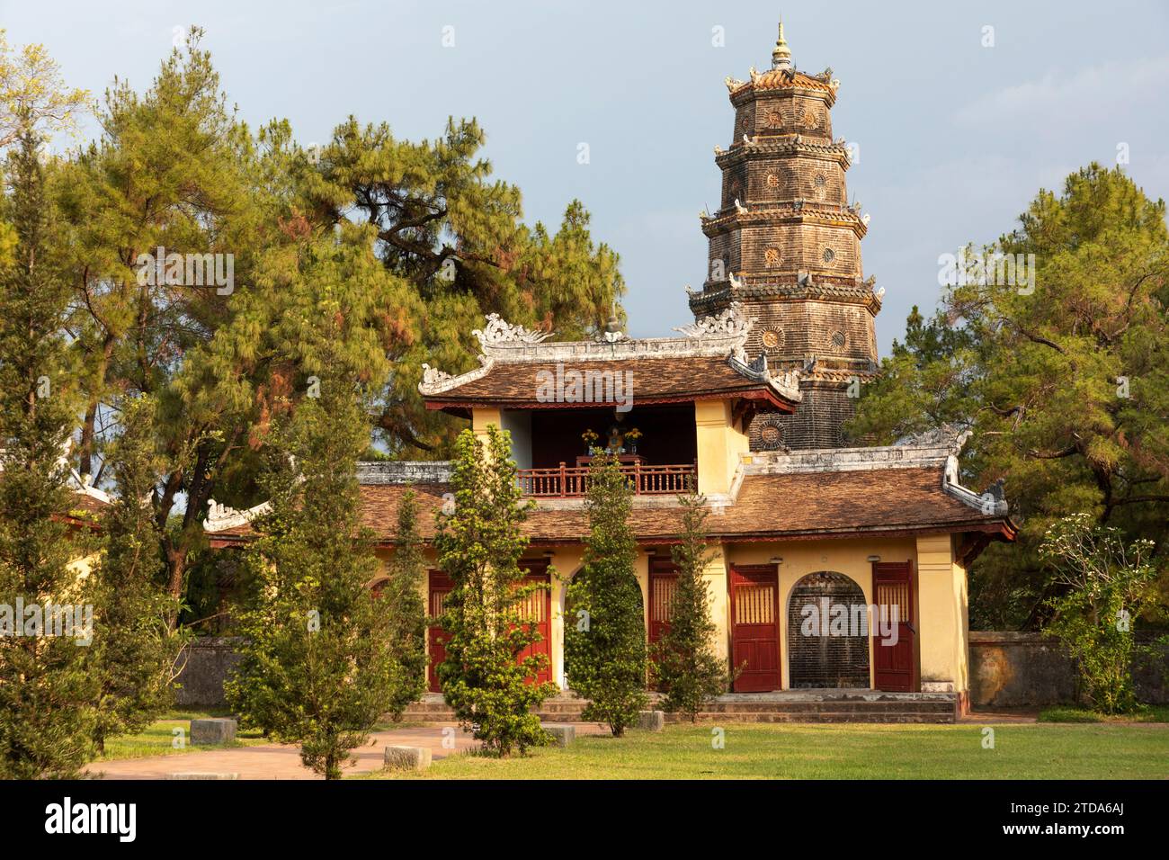 La Pagoda Thien Mu (vale a dire la Pagoda delle fate del cielo), nota anche come Pagoda Linh Mu, è una delle pagoda più affascinanti e antiche della città di Hue (CTK pH Foto Stock