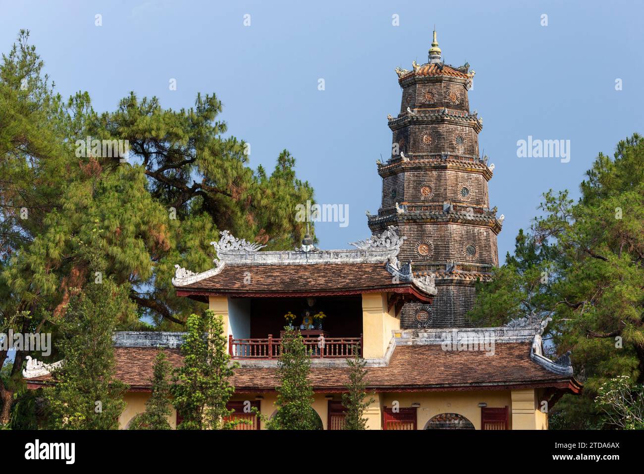 La Pagoda Thien Mu (vale a dire la Pagoda delle fate del cielo), nota anche come Pagoda Linh Mu, è una delle pagoda più affascinanti e antiche della città di Hue (CTK pH Foto Stock