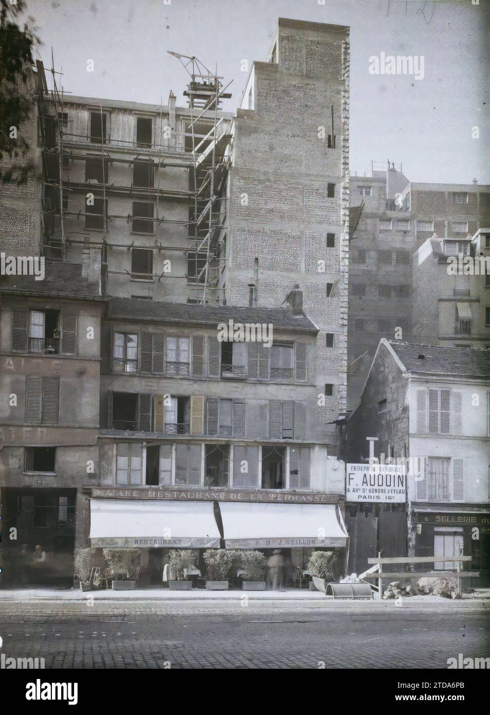 Parigi (16° arrondissement), Francia costruzione di nuovi edifici sul Quai de Passy, alloggi, architettura, registrazione, informazioni, attività economica, ponteggi, punterie, lavori, registrazione commerciale, alloggi, fortificazioni, dilapidazione, condizioni non igieniche, restauro, hotel, Francia, Parigi, Quai de Passy, vecchie case e nuovi edifici, Arrondissement XVI, fortificazioni, Petite ceinture, la zone, 25/09/1929 - 25/09/1929, Léon, Auguste, fotografo, Autochrome, foto, vetro, Autochrome, foto, positivo, verticale, dimensioni 9 x 12 cm Foto Stock