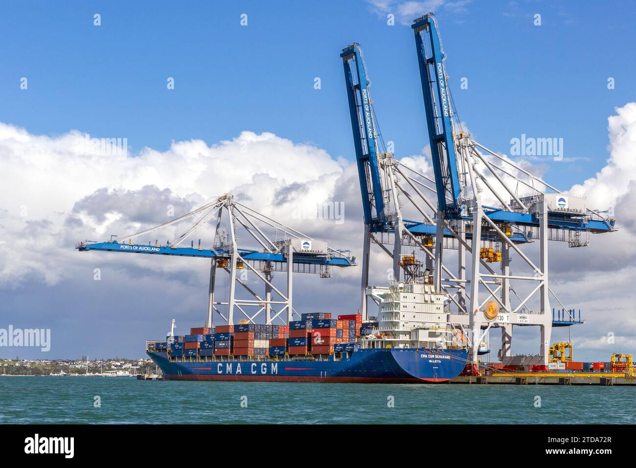 CMA CGM Semarang nave portacontainer lungo le gru portuali di carico laterali nella città portuale di Auckland, nuova Zelanda. Il registro della nave è la Valletta, Malta. Foto Stock