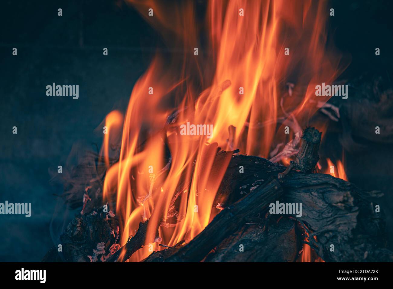 Fuoco nelle braci nel caminetto per barbecue Foto Stock