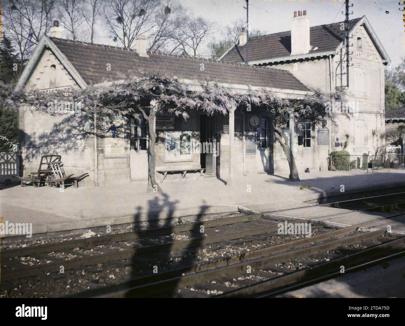 Bessancourt, Francia, Habitat, architettura, iscrizione, informazioni, trasporti, stazione, Orologio, architettura civile pubblica, Quay, Rural Architecture, Flower, Trellis, Panels, trasporti ferroviari, Ile de France, Bessancourt, le gare fleurée, Bessancourt, 01/05/1930 - 01/05/1930, Passet, Stéphane, fotografo, 1930 - Ile-de-France - Stéphane Passet - (1° maggio-8 luglio), Autochrome, Photo, Glass, Autochrome, foto, positiva Foto Stock