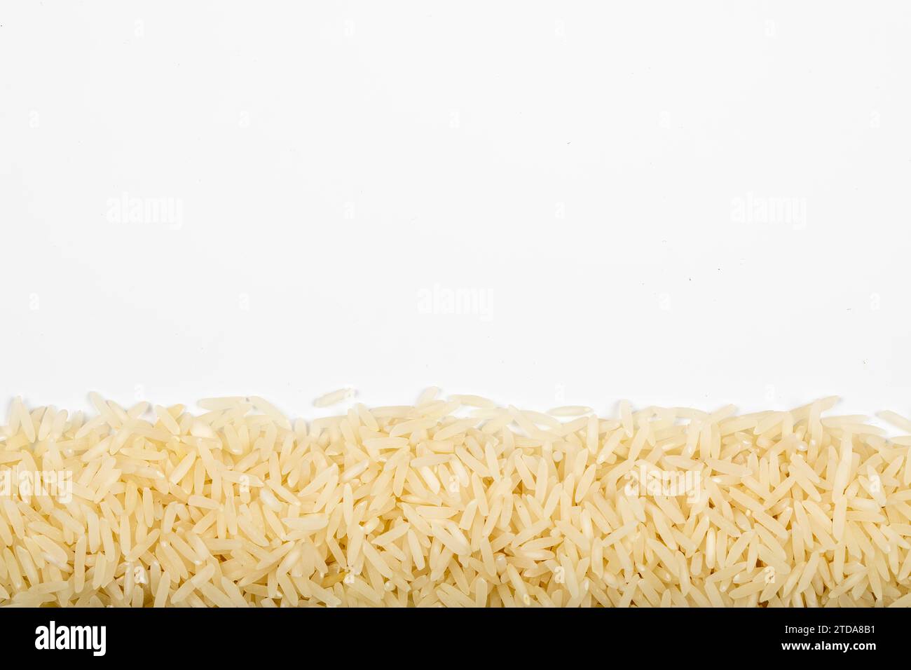 Riso Basmati Premium: Punto aromatico a grani lunghi, riso bianco di qualità su sfondo bianco Foto Stock