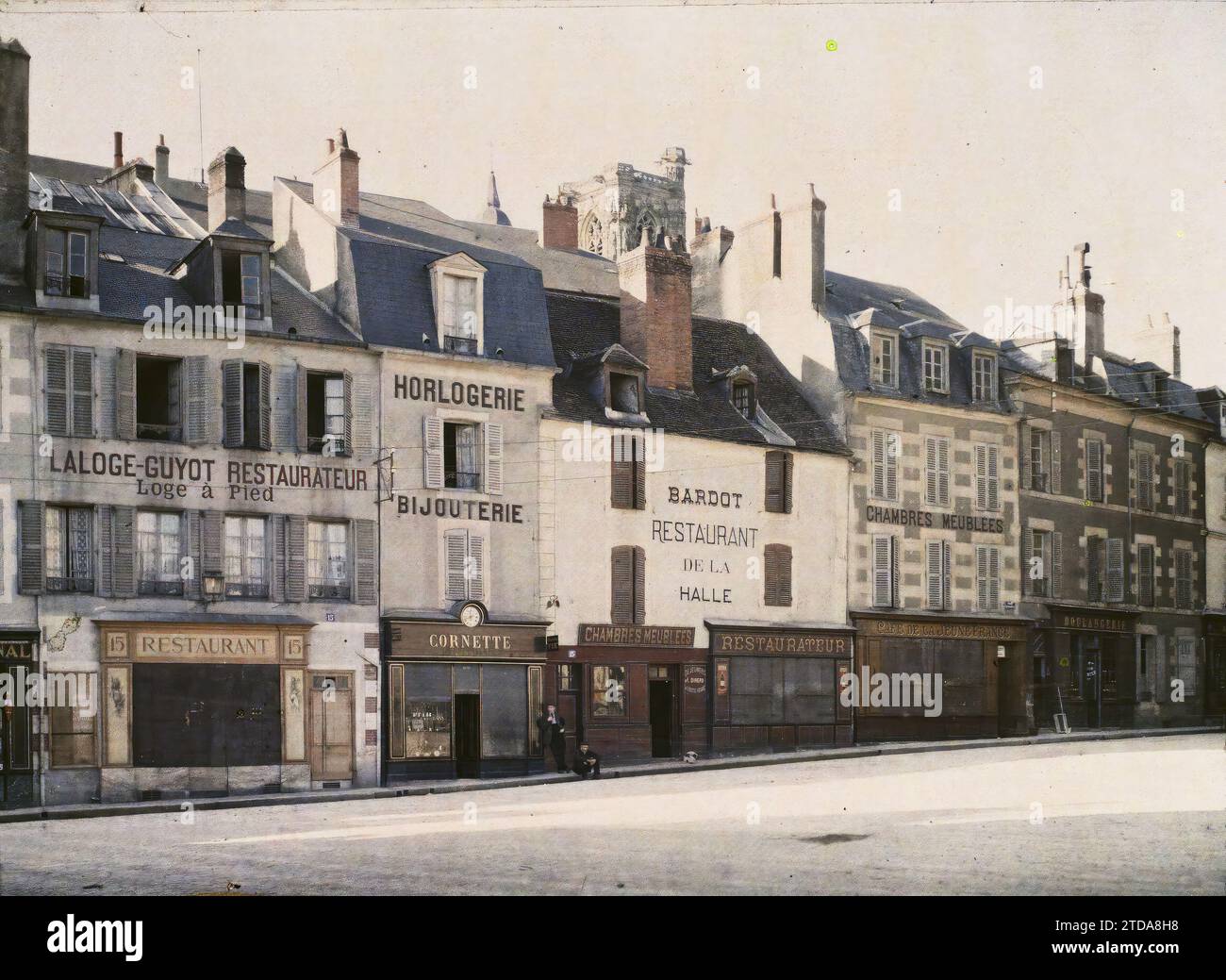 Nevers, Francia facciate di negozi ed edifici su Place Carnot, attività economica, registrazione, informazioni, alloggi, architettura, negozio, negozio, registrazione commerciale, via, quartiere, piazza, vetrina, esposizione, ristoranti, Hotels, France, Nevers, Nevers, 01/08/1911 - 31/08/1911, Léon, Auguste, fotografo, 1911 - Centre de la France Auvergne Bourgogne - Auguste Léon - (17 luglio - 6 agosto), Autochrome, Photo, Glass, Autochrome, foto, positivo, orizzontale, dimensioni 9 x 12 cm Foto Stock