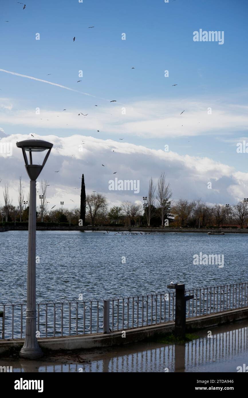 punto panoramico da panchine di pietra in un lago Foto Stock