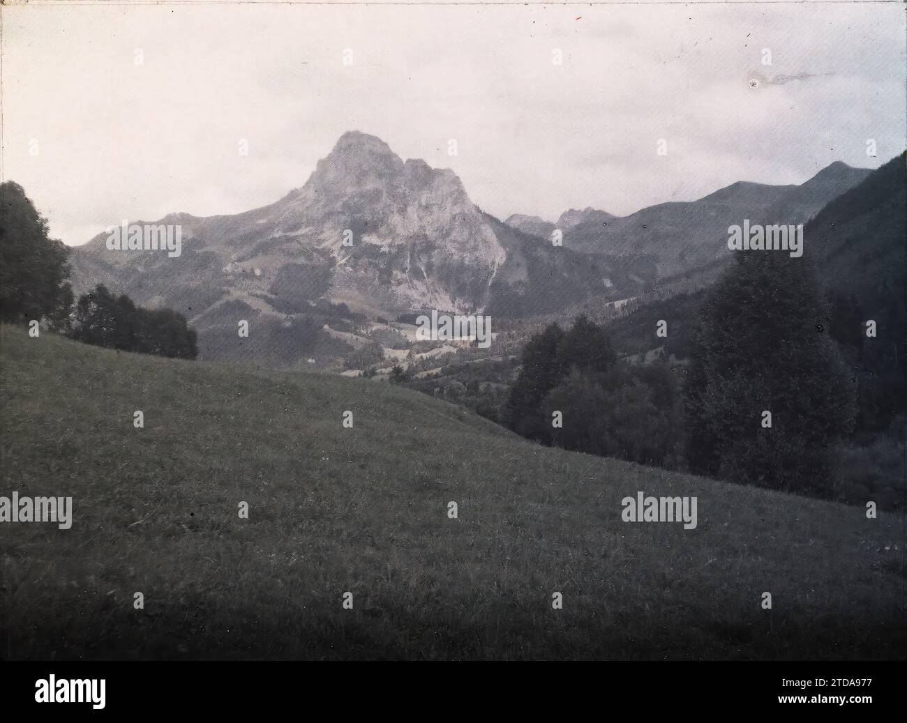 Abondance, Haute-Savoie, Francia, natura, ambiente, paesaggio, Monte, montagna, Valle, Francia, Hte Savoie, la Dent d'Oche, Abondance, 22/08/1930 - 22/08/1930, Passet, Stéphane, fotografo, 1930 - Haute-Savoie - Stéphane Passet - (10 agosto - 22 agosto), Autochrome, Photo, Glass, Autochrome, foto, positiva Foto Stock