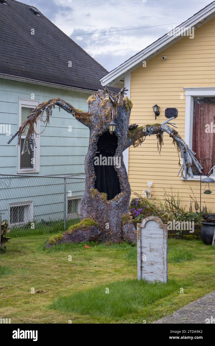 Decorazioni del cortile di Halloween, tra cui un cimitero e un mostro degli alberi Foto Stock
