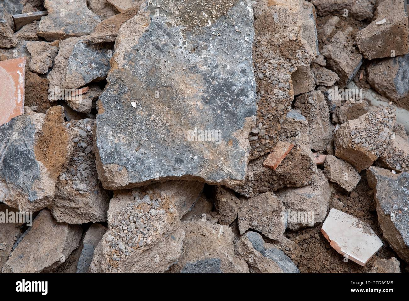 Struttura di fondo per demolizione, trasforma il tuo bagno con un martello da demolizione elettrico per impieghi gravosi Foto Stock