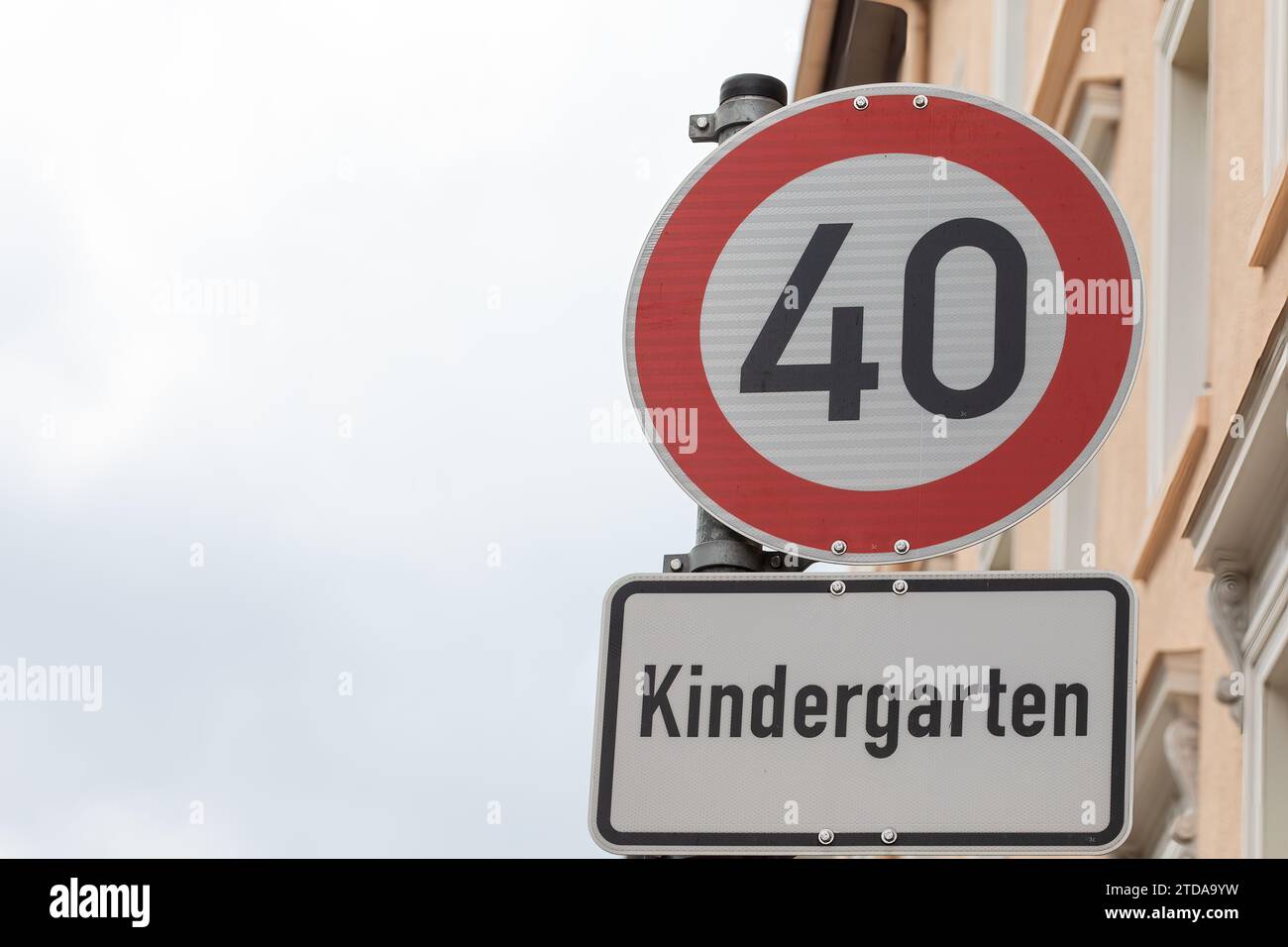 Cartello tedesco del limite di velocità di 40 km/h con avvertenza per l'asilo: Sicurezza stradale e protezione bambini nelle aree urbane Foto Stock