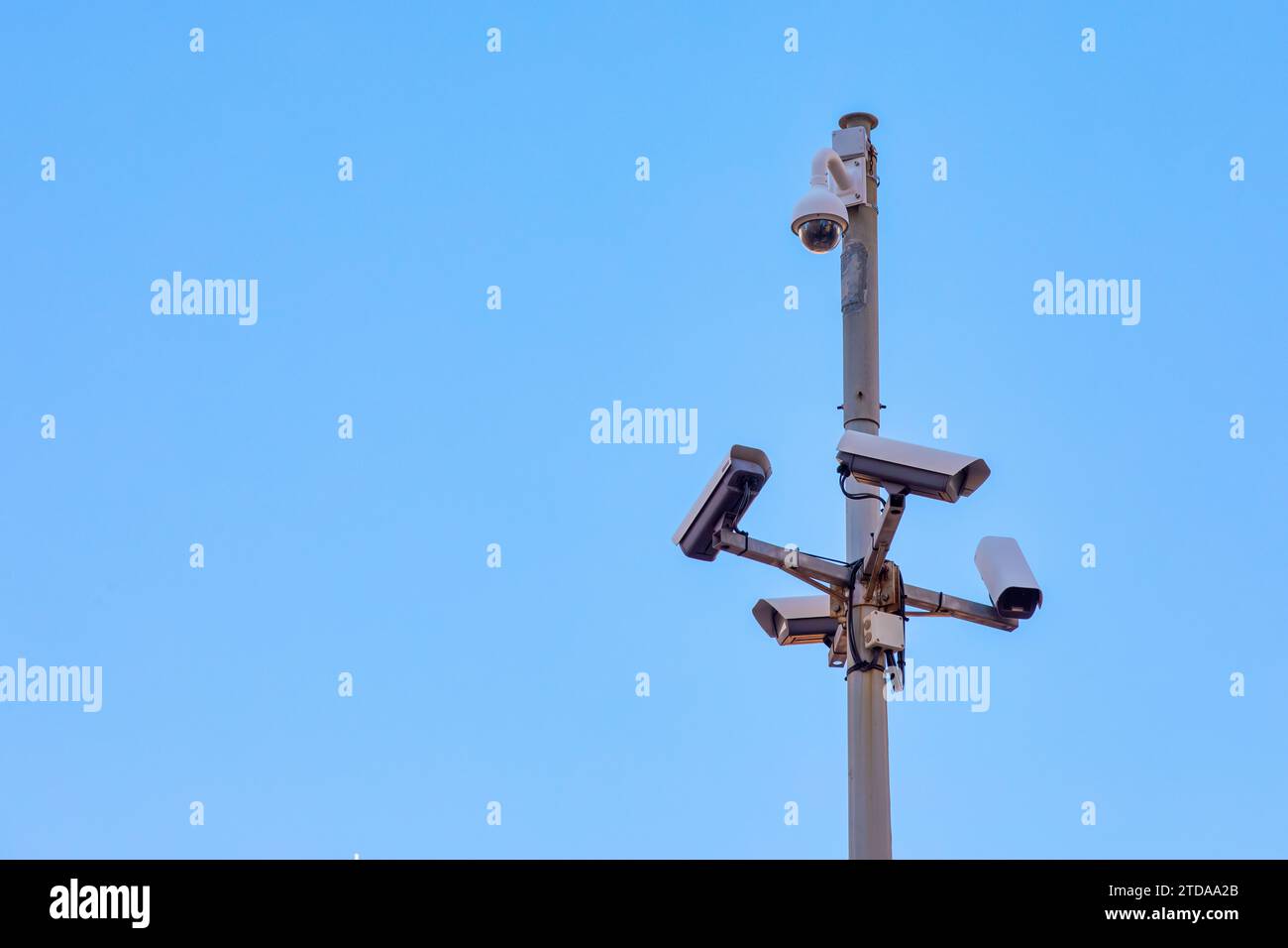 Telecamere di sorveglianza multiple su Sunny Sky: Sicurezza e pubblica sicurezza Foto Stock