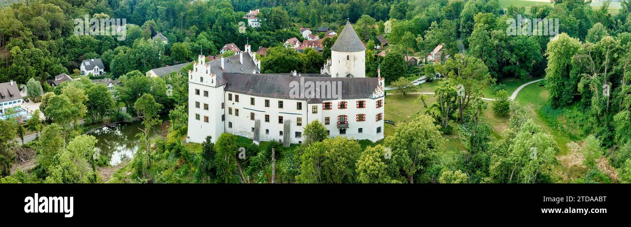 Vista aerea mozzafiato del castello di Kronwinkel in Baviera: Un accattivante mix di storia e bellezza naturale Foto Stock
