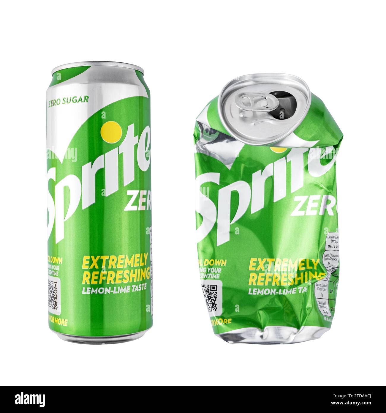 Sprite limone e bevanda analcolica al gusto di lime, nuova e schiacciata può isolare il primo piano su sfondo bianco Foto Stock