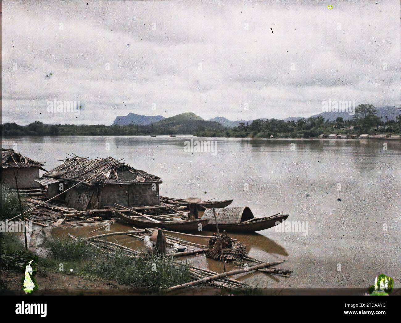 Phu Doan, Provincia di Phu-tho, Tonchino, Indocina Sampans e case galleggianti sulle rive del fiume Claire, Habitat, architettura, trasporti, fiume, barca, alloggio, trasporto fluviale, lago, casa galleggiante, Indocina, Tonchino, paesaggi - da Hanoi, il confine del fiume Claire a Phudoan, Phu-doan, 01/07/1915 - 31/08/1915, Busy, Léon, fotografo Léon occupato en Indochine, Autochrome, foto, vetro, Autochrome, foto, positivo, orizzontale, dimensioni 9 x 12 cm Foto Stock