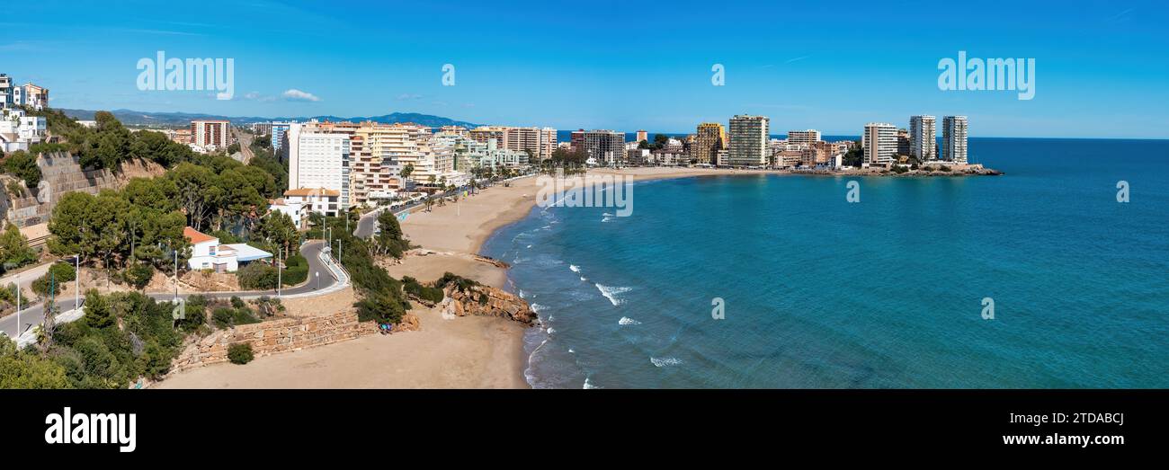 Il meglio della vita da spiaggia: Vista panoramica delle splendide spiagge di Oropesa del Mar Foto Stock
