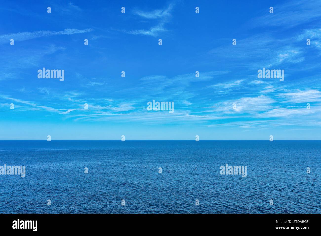 Tranquillo Mar Mediterraneo con acqua blu e nuvole chiare - Una tranquilla scena estiva Foto Stock