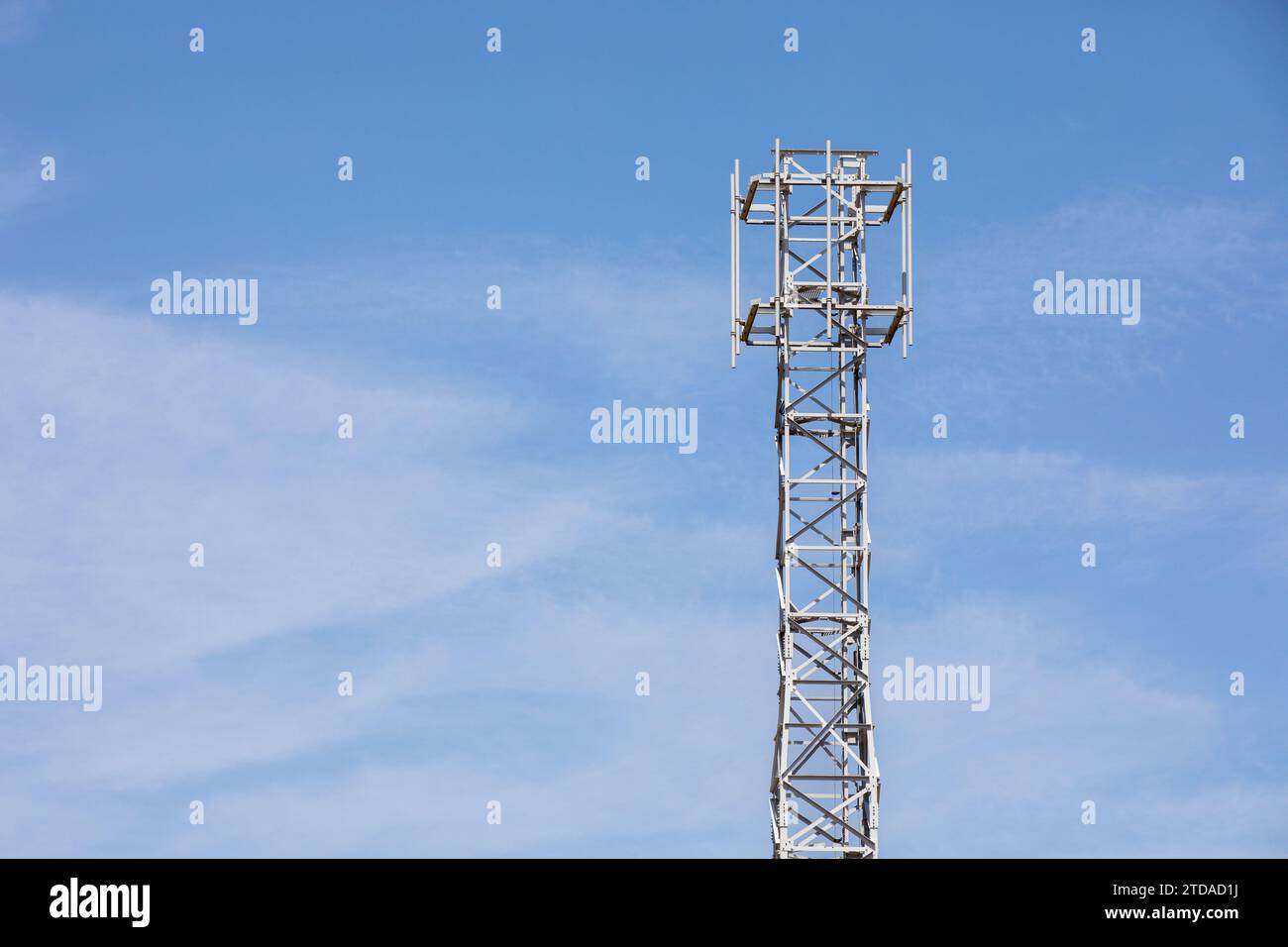 Svuotare la torre di comunicazione prima dell'installazione dell'apparecchiatura 5G. Foto Stock