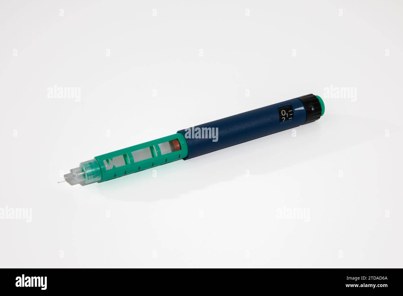 Penna per insulina con punta dell'ago isolata su sfondo bianco. I dispositivi medici sono usati per l'autoiniezione per il trattamento della malattia del diabete. Foto Stock