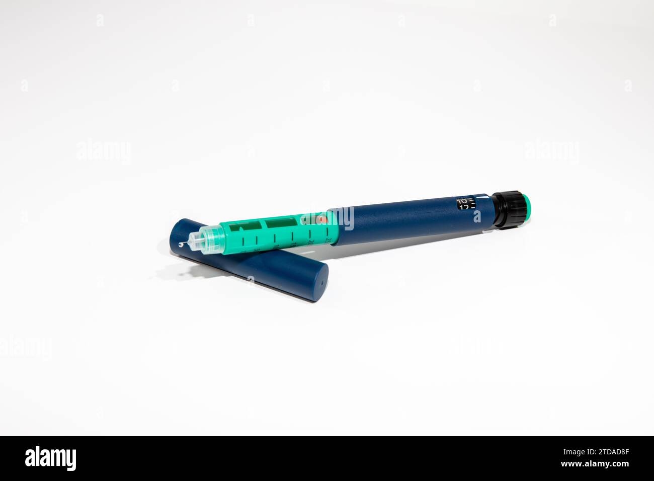 Penna per insulina con punta dell'ago isolata su sfondo bianco. I dispositivi medici sono usati per l'autoiniezione per il trattamento della malattia del diabete. Foto Stock