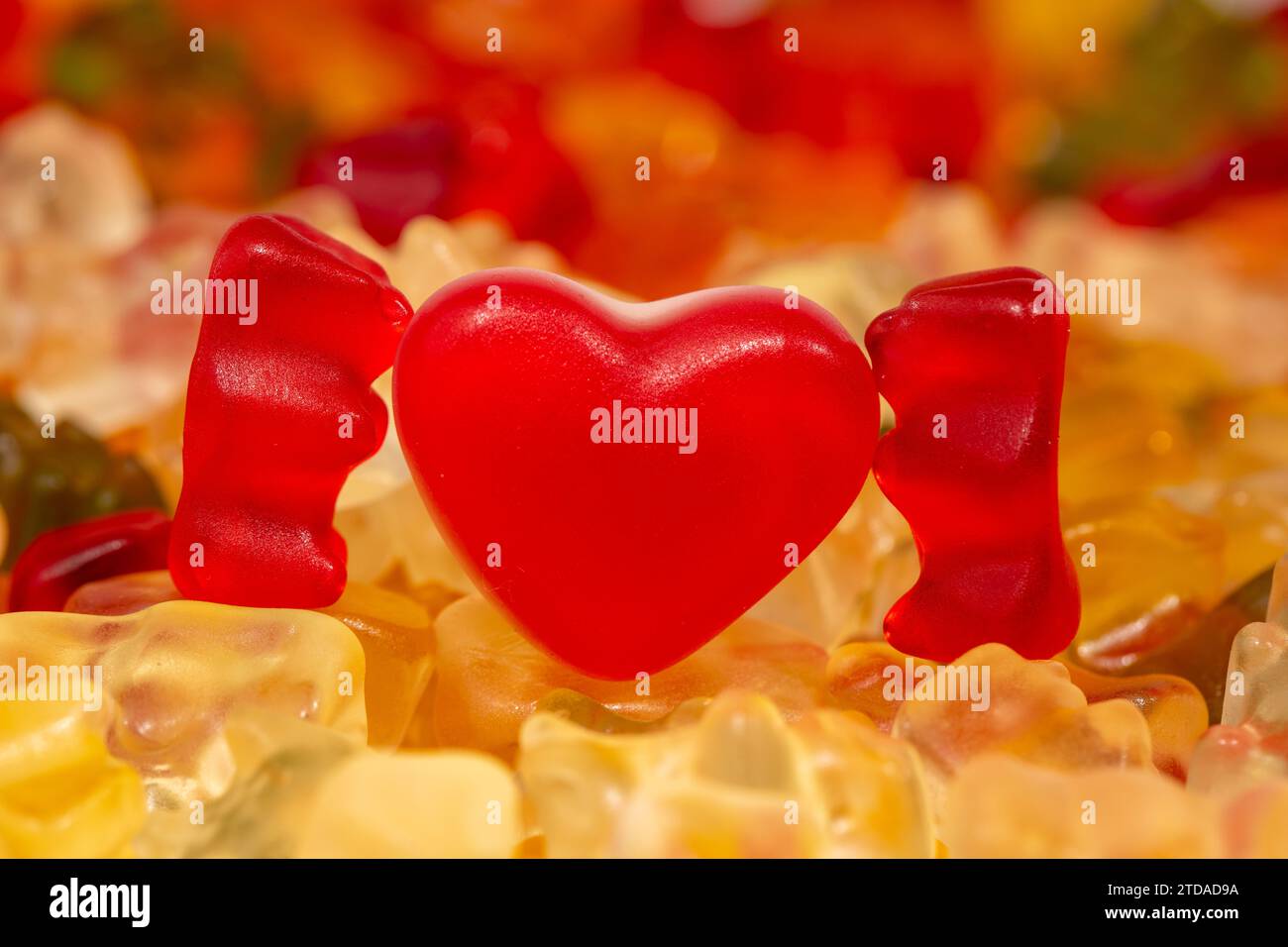 Concetto di amore - Gummi orsi e cuore rosso con gimmi porta sfondo Foto Stock