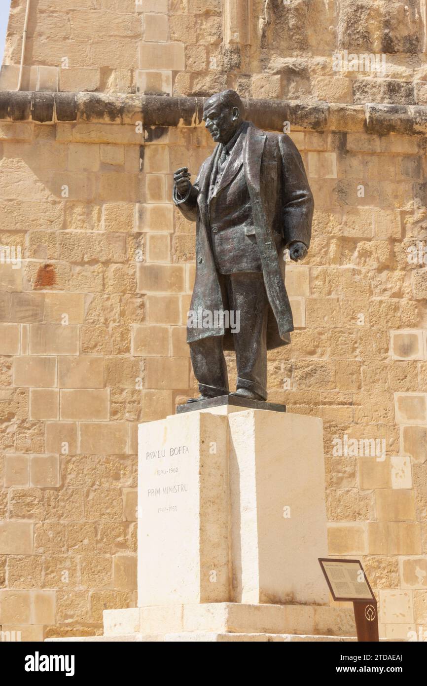 Piazza Castille, la Valletta, Malta. Statua di Sir Paul (Pawlu) Boffa, OBE, 1890 – 1962. Politico maltese, medico e quinto primo Ministro Foto Stock