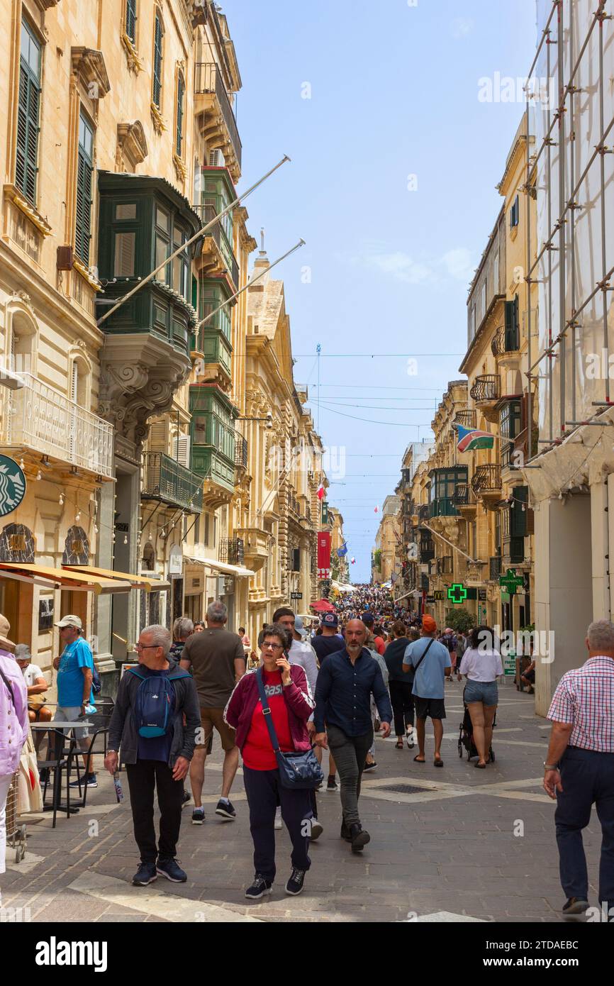 Triq IR-Republika, o Republic Street, la principale via dello shopping a la Valletta, Malta. Foto Stock