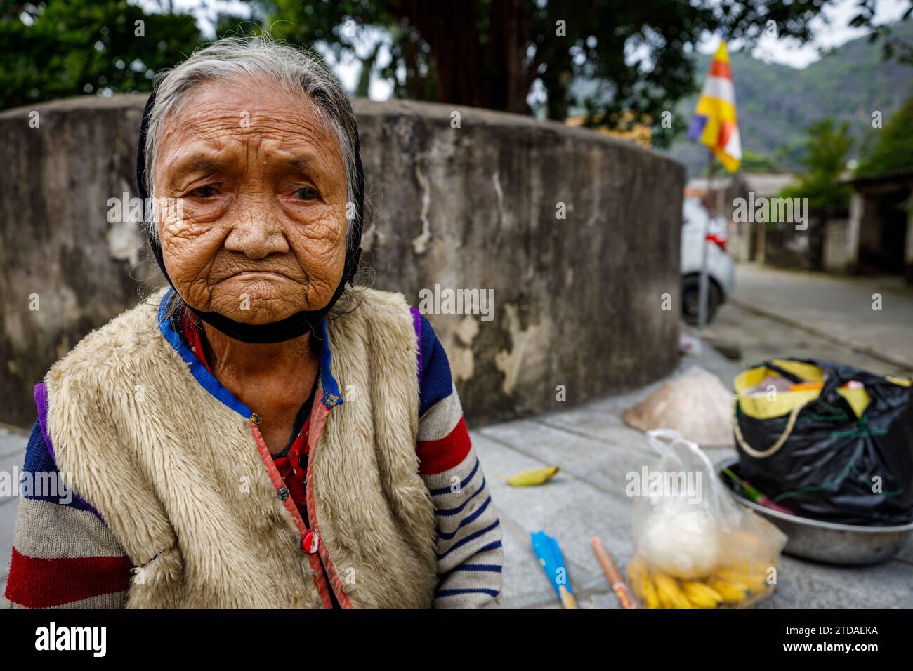 Ritratto di una donna anziana in Vietnam Foto Stock