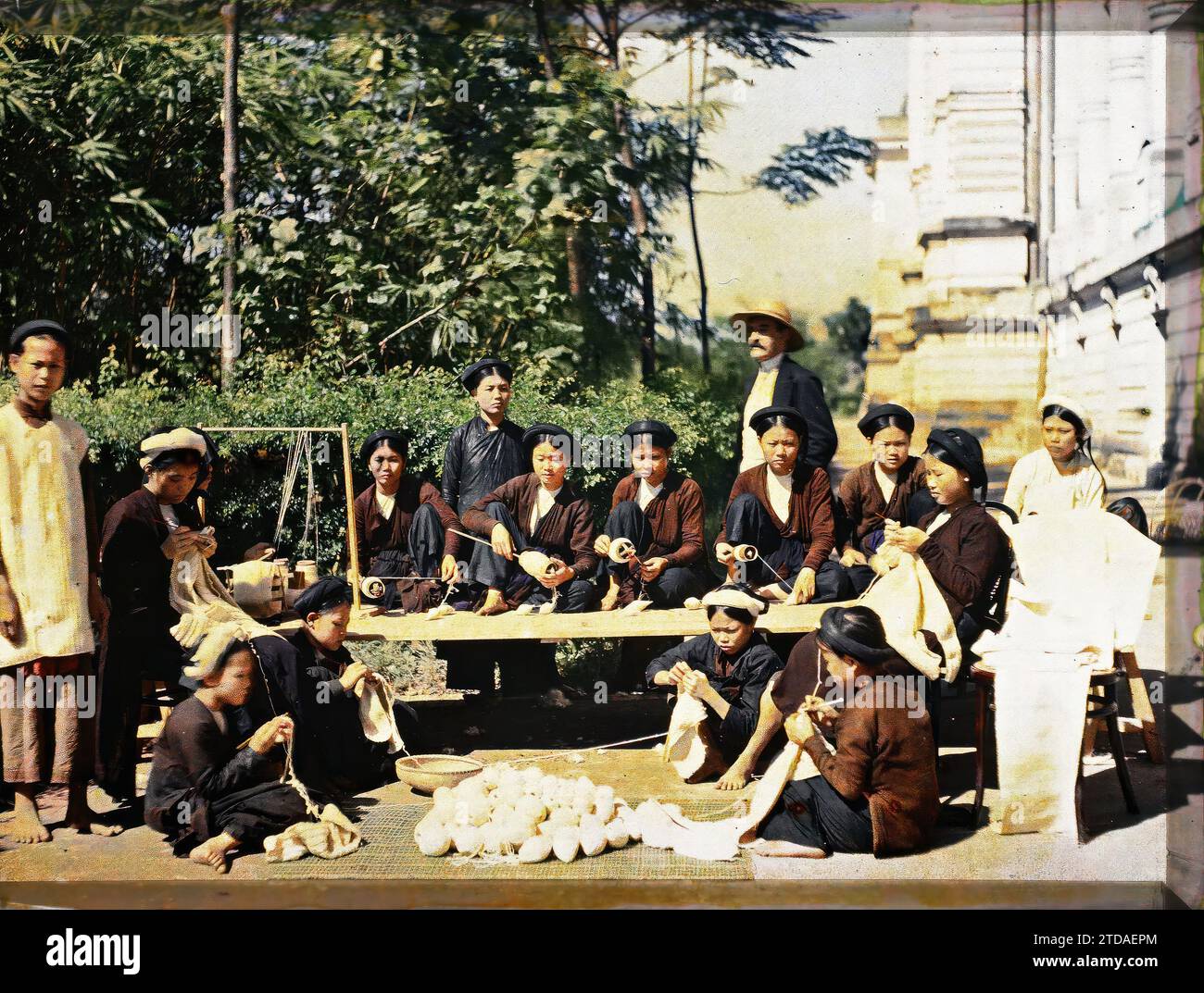 Dintorni di Hà-nôi, Hainoi Vietnam, Tonchino, Indocina Kapok tessitura e maglieria, esseri umani, abbigliamento, storia coloniale, attività economica, donna, Costume, presenza coloniale, tessitura, filatura, artigianato, lavori tessili, acconciatura, bretelle di fissaggio, uomo, Indocina, Tonchino, dintorni di Hanoi, industria locale, Kapok, tessitura e maglia., Hà-nôi, Hainoi Vietnam [région], 01/09/1915 - 30/11/1915, occupato, Léon, fotografo Léon Busy en Indochine, Autochrome, foto, vetro, Autochrome, foto, positivo, orizzontale, dimensioni 9 x 12 cm Foto Stock
