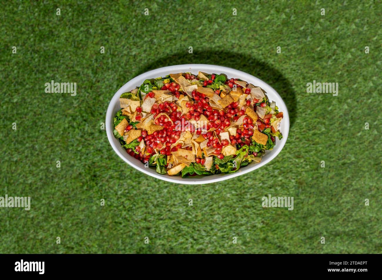 Insalata Fattoush con melograno, pane tostato con lattuga e verdure. Foto Stock