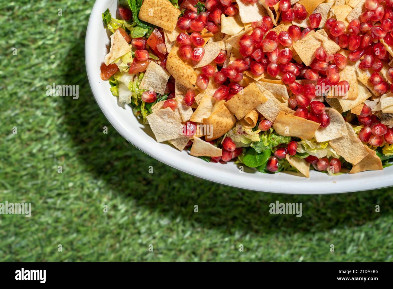 Insalata Fattoush con melograno, pane tostato con lattuga e verdure. Foto Stock