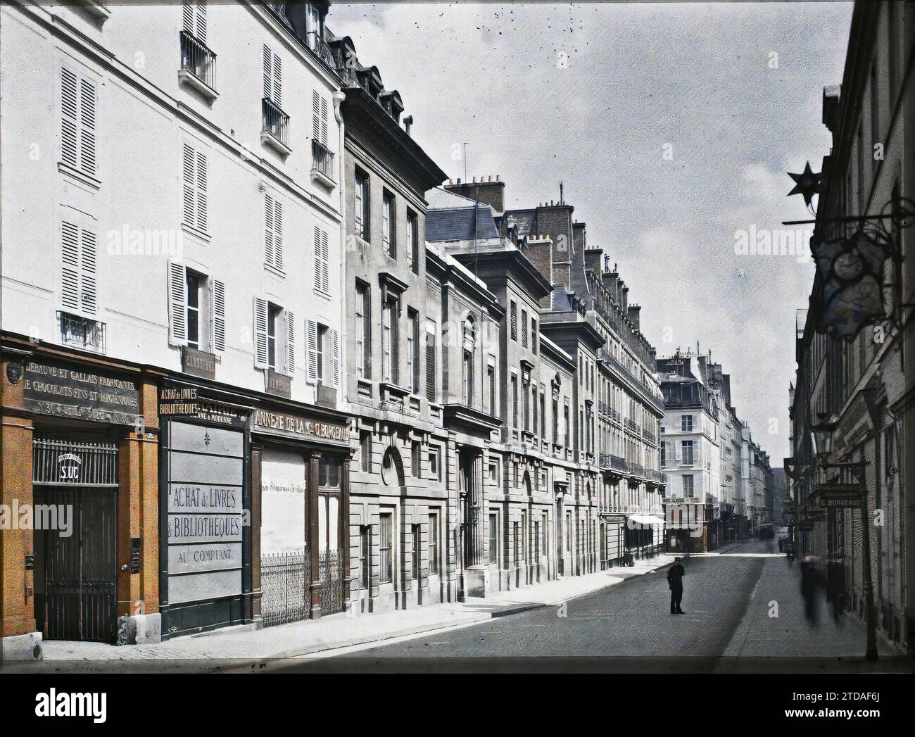 Parigi (VIII-VII arr.), Francia l'École des Ponts et Chaussées e la Scuola di Medicina rue des Saints-Pères, al numero 30, attività economica, insegnamento, registrazione, informazioni, alloggi, architettura, negozio, negozio, Sign, Istituto scolastico, Istituto universitario, Grandes écoles, istruzione tecnica, biblioteca, Orologio, iscrizione commerciale, via, Distretto, negozio, Marquise, Rue des St Pères France, Parigi, Rue des Sts Pères, Parigi, 01/07/1914 - 31/07/1914, Léon, Auguste, fotografo, Autochrome, foto, vetro, Autochrome, foto, positivo, orizzontale, dimensioni 9 x 12 cm Foto Stock