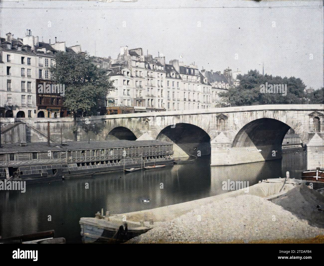 Parigi (IV arr.), France Washhouse vicino al Pont Marie, Housing, Architecture, Registration, Information, trasporti, fiume, opere, ingegneria civile, Washhouse, banchina, barca, registrazione commerciale, lavanderia, fiume, lake Transport, Bridge, Pont Marie 24/6 14 France, Paris, Pont Marie, Arrondissement IV, 24/06/1914 - 24/06/1914, Passet, Stéphane, fotografo, Autochrome, foto, vetro, Autochrome, foto, positivo, orizzontale, dimensioni 9 x 12 cm Foto Stock