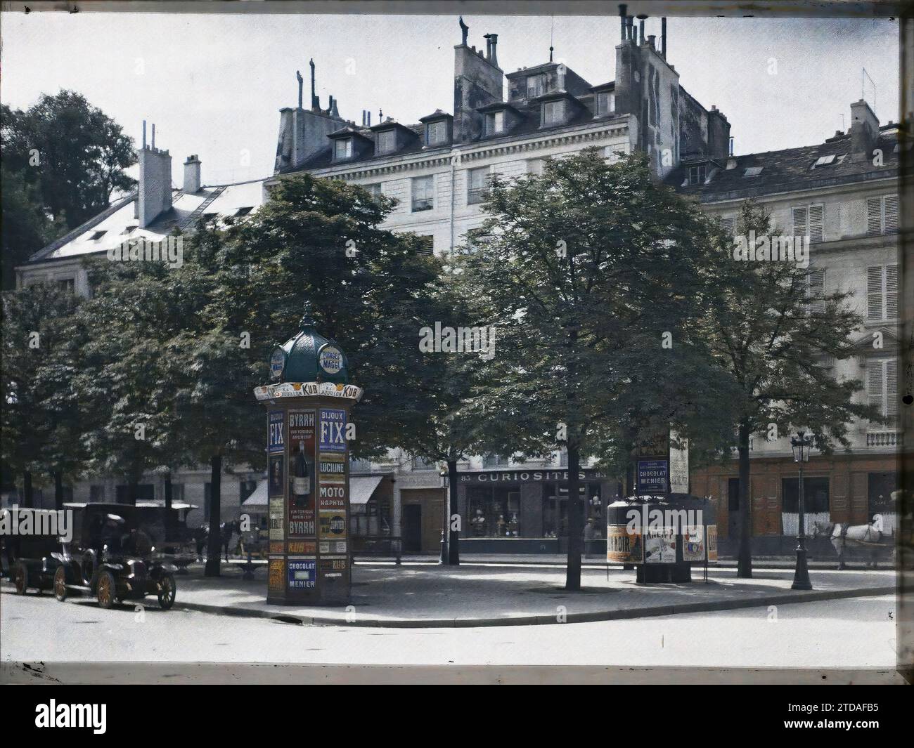 Parigi (VII arr.), Francia Place du Président-Edouard-Herriot (nome dato nel 1965) vista da rue Aristide-Briand e a sinistra, rue de l'Université, Transport, Economic Activity, Animal, registrazione, informazioni, Habitat, architettura, trasporto di animali, cavallo, lampione, negozio, negozio, pubblicità, animali reali, trasporto di automobili, auto, iscrizione commerciale, poster, via, Distretto, Piazza, colonna Morris, Vespasiano, urinatoio, Place du Palais Bourbon Francia, Parigi, Place du Palais Bourbon, Arrondissement VII, 01/07/1914 - 31/07/1914, Léon, Auguste, fotografo, Autochrome, Photo, Glass, Aut Foto Stock