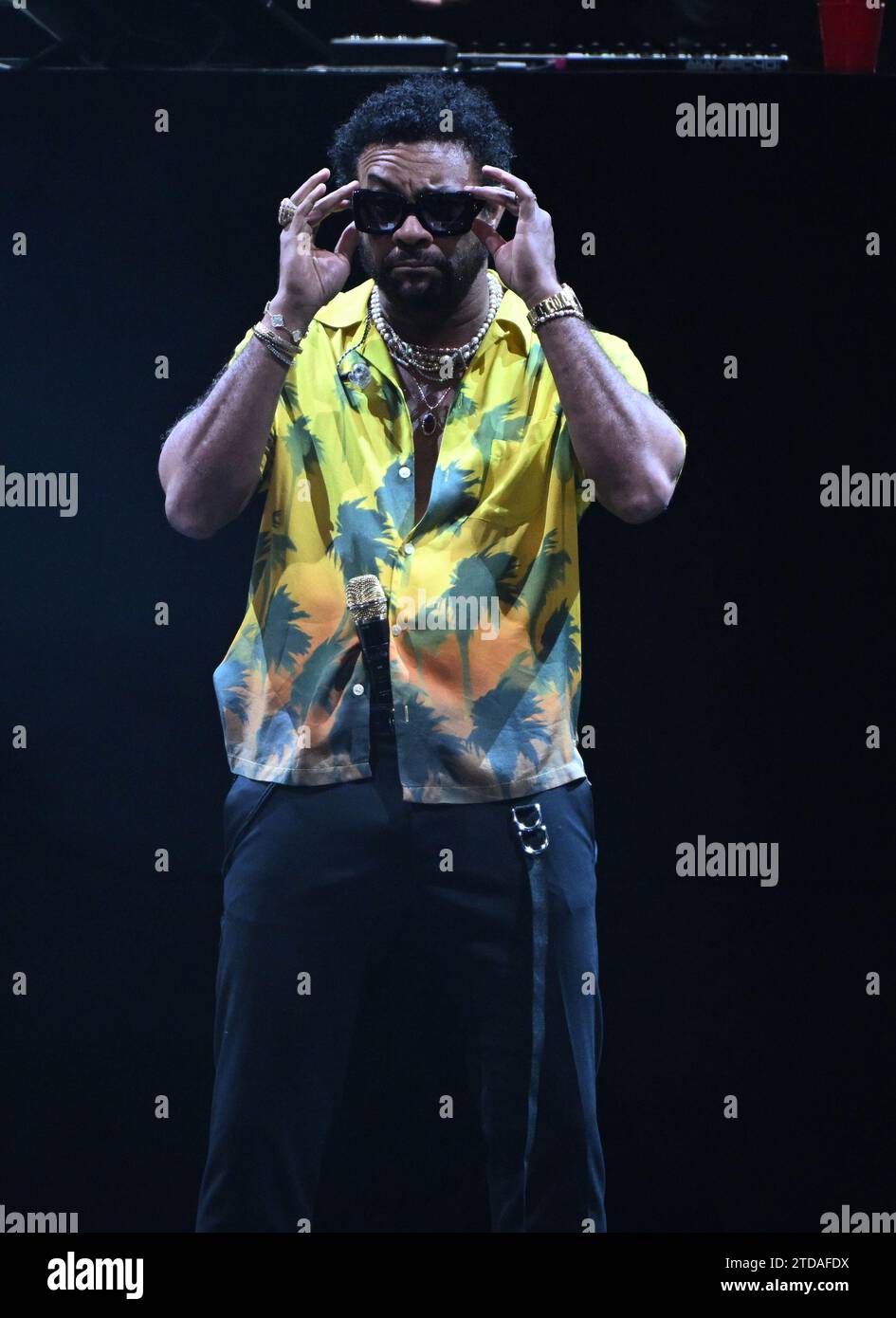 Sunrise, Florida, USA. 16 dicembre 2023. Shaggy si esibisce durante il Jingle Ball 2023 di i HeartRadio Y100 all'Amerant Bank Arena il 16 dicembre 2023 a Sunrise, Florida. Crediti: Mpi04/Media Punch/Alamy Live News Foto Stock