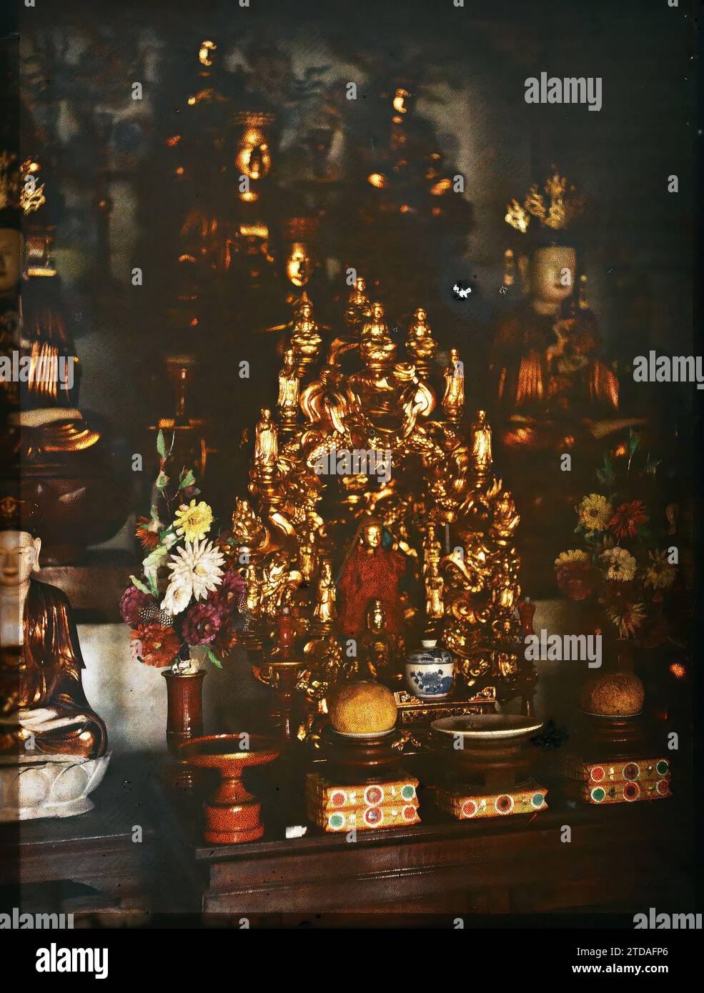 Hà-noi, Tonchino, Indocina l'altare del Buddha di Cakyamuni (Siddhartha Gautama) all'interno di un tempio buddista ('Lien-thuy'), religione, Habitat, architettura, Statua, buddismo, Buddha, Tempio, Pagoda, vista interna, offerta, altare, fiore, ceramica, Indocina, Tonkin, Hanoi, pagode buddiste, piccola Pagoda ad Hanoi, Statua di Cakya-mouni, Hà-nôi, Hainoi Vietnam, 01/04/1916 - 30/04/1916, occupato, Léon, Léon fotografo occupato en Indochine, Autochrome, foto, vetro, Autochrome, foto, positivo, verticale Foto Stock