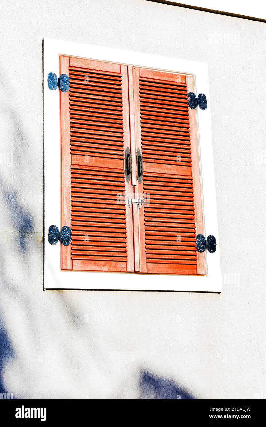 Serrature vintage o gancio per tapparelle metalliche o gancio per finestre montate su finestre rosse Foto Stock