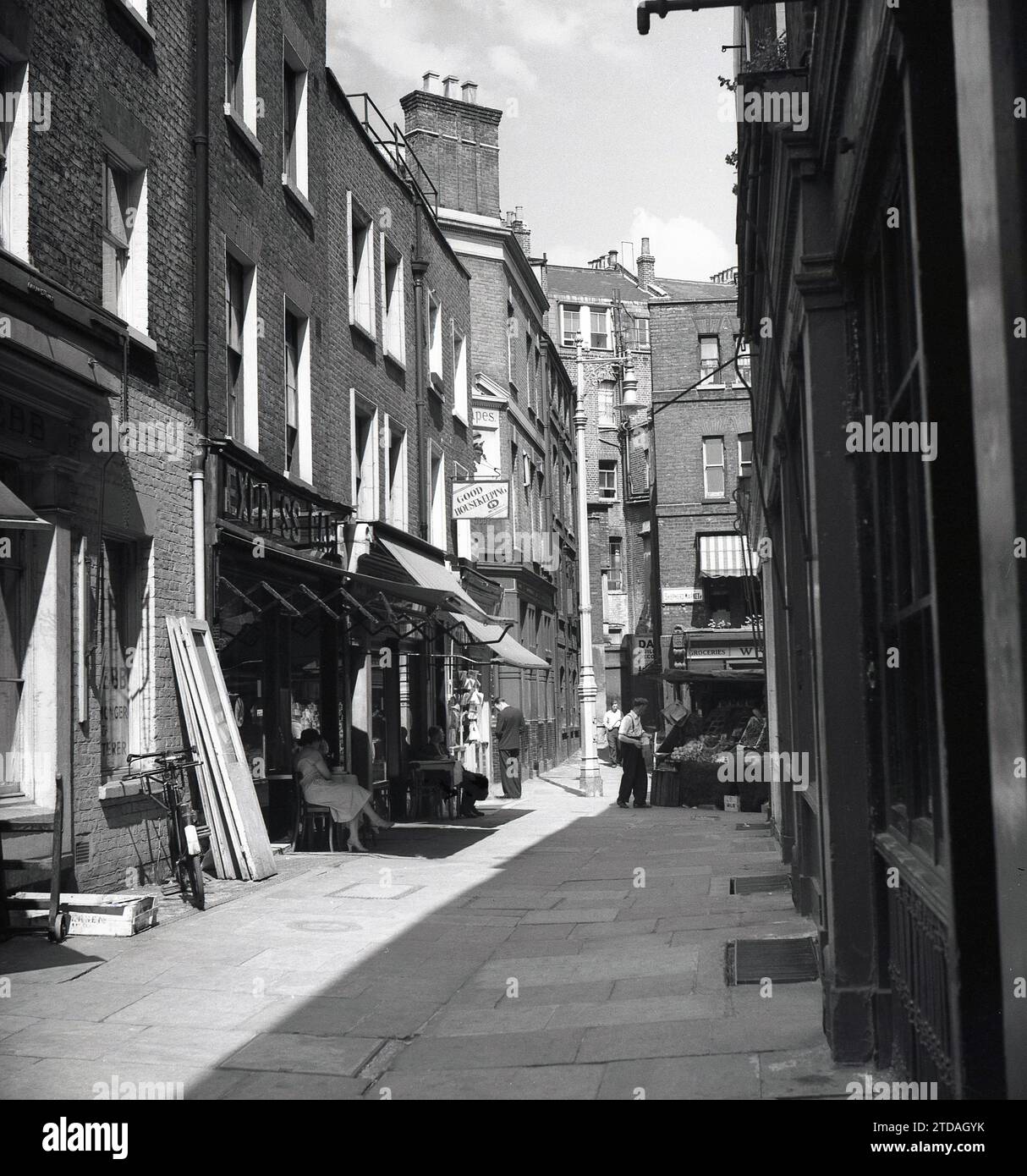 Anni '1950, storico, vicolo, Shepherd Market, Mayfair, Londra, Inghilterra, Regno Unito. Express Cafe a sinistra della foto Foto Stock