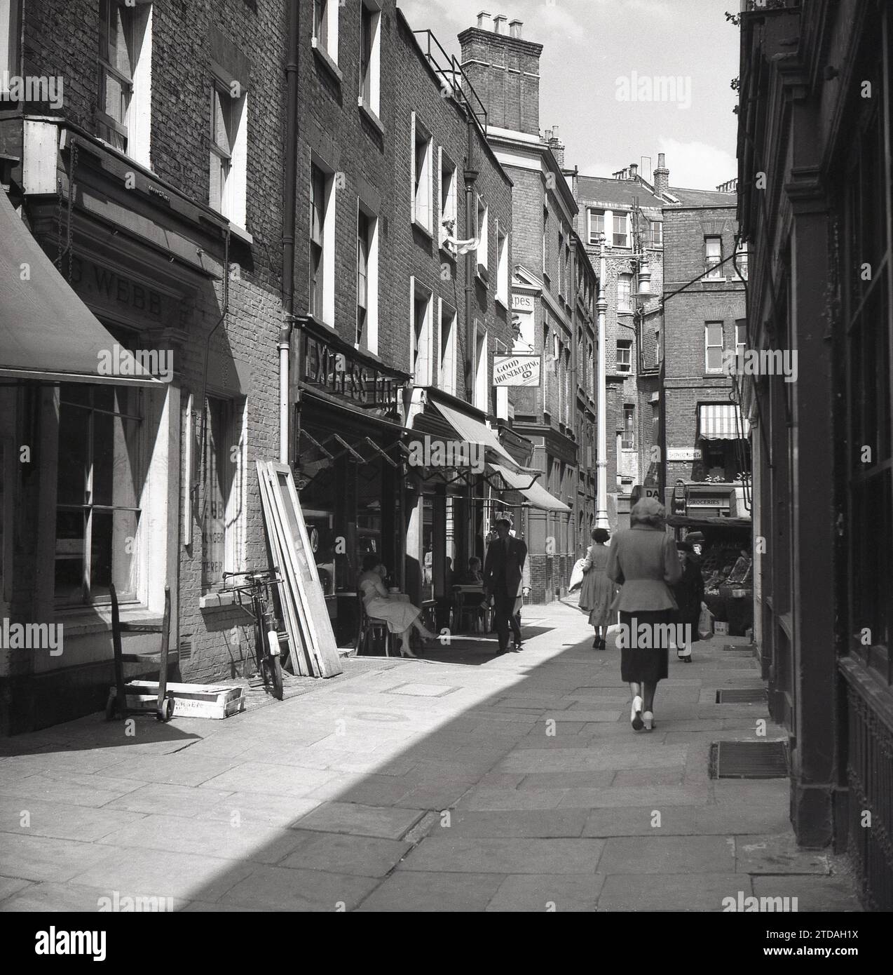 Anni '1950, storico, vicolo, Shepherd Market, Mayfair, Londra, Inghilterra, Regno Unito. Foto Stock