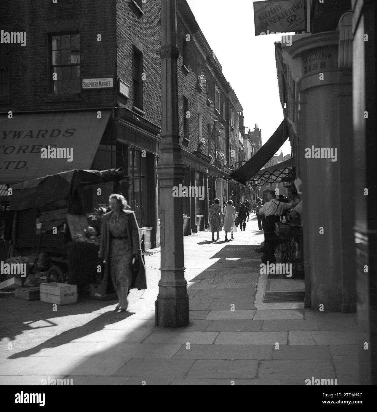 Anni '1950, storico vicolo lastricato, Shepherd Market, Londra, Inghilterra, Regno Unito. Situato a Mayfair in prossimità di Piccadilly, questa affascinante parte del centro di Londra con la sua piccola piazza e le sue strette stradine laterali è conosciuta come un "villaggio a Piccadilly". Foto Stock