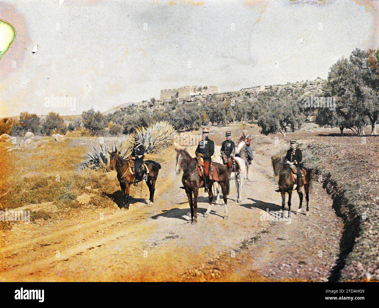 Fez, Marocco, generale Gouraud e suo staff, trasporti, personalità, abbigliamento, animali, storia coloniale, Habitat, architettura, società, trasporto di animali, cavallo, cavaliere, personalità militare, uniforme militare, vero animale, presenza coloniale, mandato francese, equino, architettura fortificata, fortezza, Army, Morocco, Fez, General Gouraud e suoi agenti, Fès, 23/01/1913-23/01/1913, Passet, Stéphane, fotografo, 1912-1913 - Maroc - Stéphane Passet - (dicembre-gennaio), Autochrome, Photo, Glass, Autochrome, foto, positivo, orizzontale, dimensioni 9 x 12 cm Foto Stock
