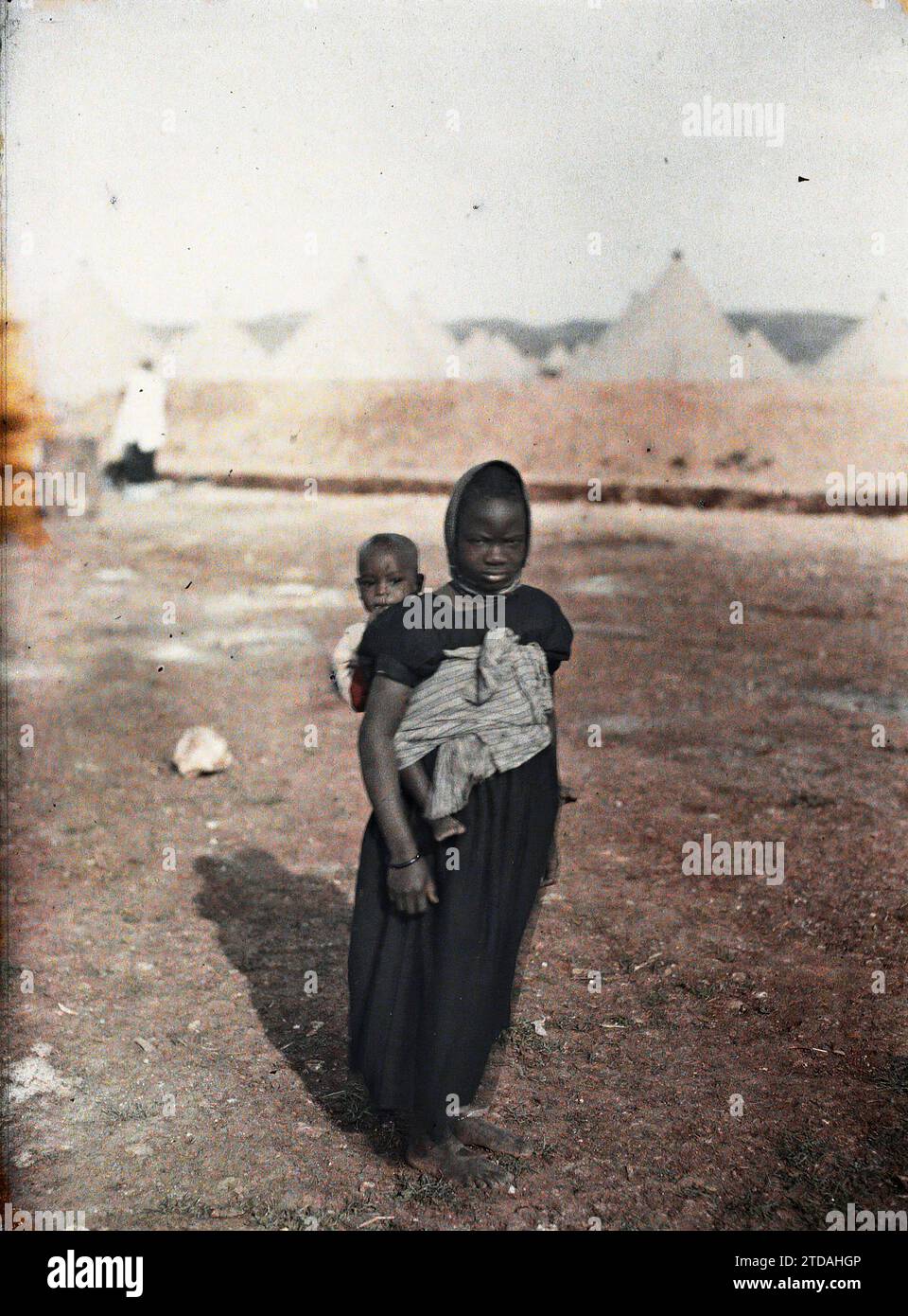 Fez, Marocco Ritratto della moglie di un fuciliere senegalese, esseri umani, abbigliamento, storia coloniale, donna, costume, mandato francese, bambino, Ritratto, accessorio, Infant, Colonial Army, Jewelry, Morocco, Fez, donna senegalese, Fès, 01/01/1913 - 31/01/1913, Passet, Stéphane, fotografo, 1912-1913 - Maroc - Stéphane Passet - (dicembre-gennaio), Autochrome, Photo, Glass, Autochrome, foto, positivo, verticale, dimensioni 9 x 12 cm Foto Stock