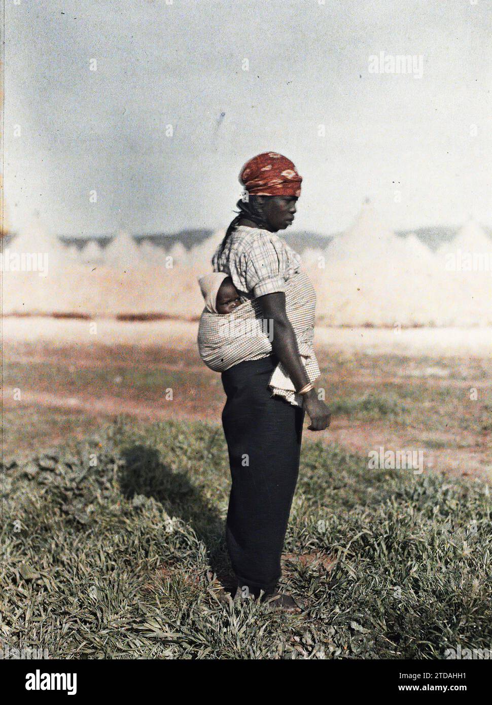 Fez, Marocco Ritratto della moglie di un tirailleur senegalese, esseri umani, abbigliamento, trasporti, storia coloniale, donna, Costume, trasporto, mandato francese, bambino, ritratto, accessorio, bambino, Gioielli, Marocco, Fez, donna senegalese, Fès, 01/01/1913 - 31/01/1913, Passet, Stéphane, fotografo, 1912-1913 - Maroc - Stéphane Passet - (dicembre-gennaio), Autochrome, Photo, Glass, Autochrome, foto, positivo, verticale, dimensioni 9 x 12 cm Foto Stock