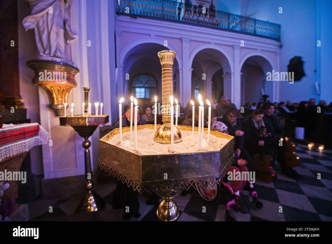 Brno, Repubblica Ceca. 17 dicembre 2023. L'iniziativa Ucraina della Moravia meridionale tiene un concerto natalizio "Old Ukrainian Christmas" a St. Chiesa greco-cattolica Joseph a Brno, Repubblica Ceca, il 17 dicembre 2023. Crediti: Patrik Uhlir/CTK Photo/Alamy Live News Foto Stock