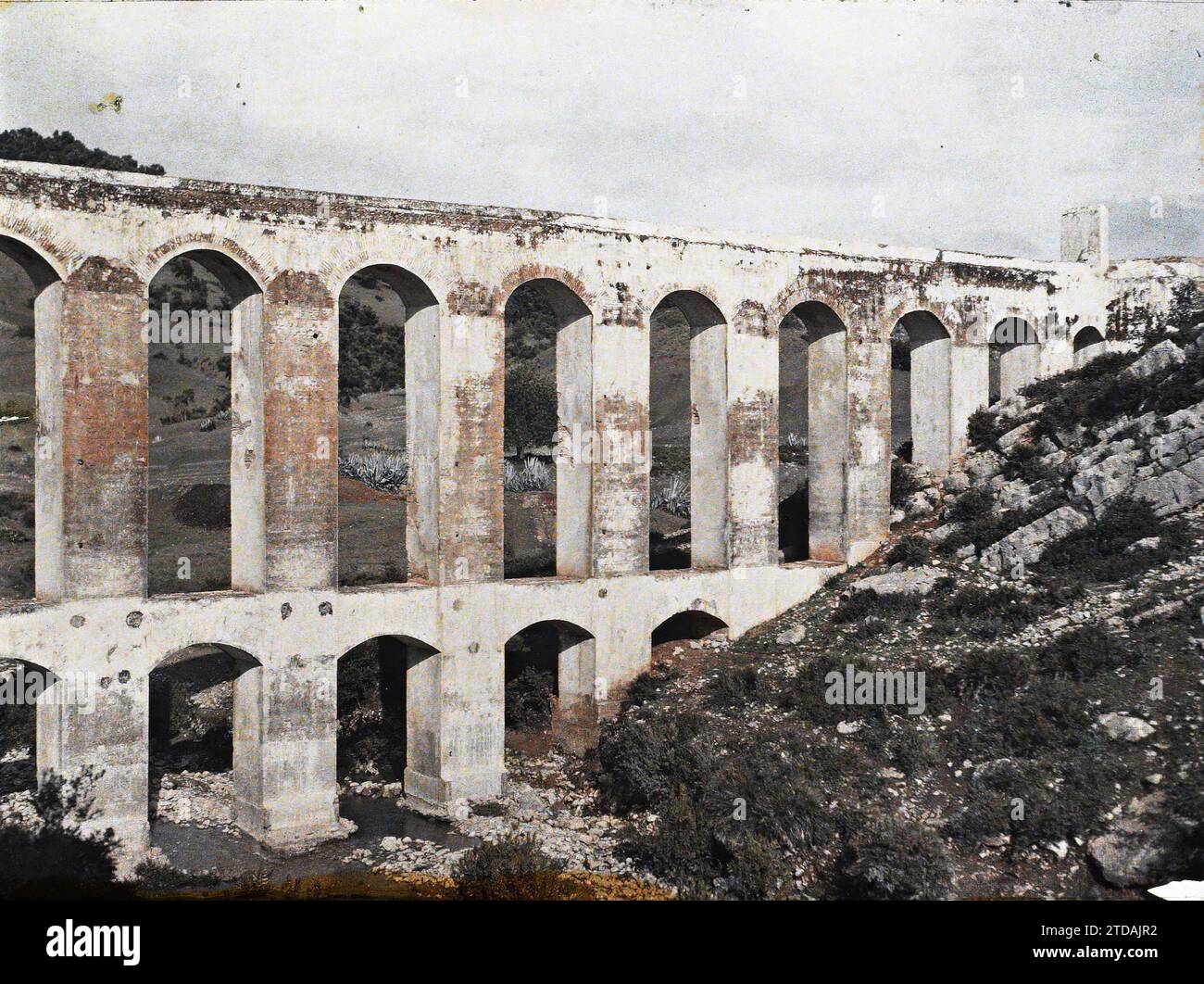 Moulay Idriss, Marocco un acquedotto di epoca romana, Habitat, architettura, arte, resti archeologici, ingegneria civile, fiume, acquedotto, installazione idraulica, antichità, ponte, Marocco, Moulay Edriss, acquedotto romano, Moulay Idriss, 01/01/1913 - 31/01/1913, Passet, Stéphane, fotografo, 1912-1913 - Maroc - Stéphane Passet - (dicembre-gennaio), Autochrome, Photo, Glass, Autochrome, foto, positivo, orizzontale, dimensioni 9 x 12 cm Foto Stock