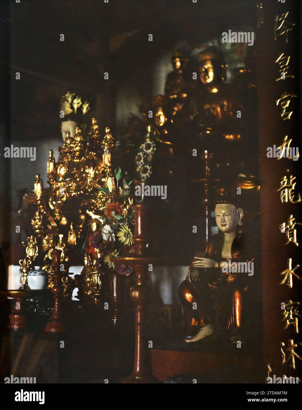 Hà-noi, Tonchino, Indocina l'altare del Buddha di Cakyamuni (Siddhartha Gautama) all'interno di un tempio buddista ('Lien-thuy'), religione, Habitat, architettura, iscrizione, informazioni, Statua, Buddismo, Buddha, Tempio, pagoda, candeliere, vista interna, altare, iscrizione religiosa o votiva, ceramica, architettura religiosa, Indocina, Tonchino, pagine buddiste, Pagoda di Lien Thuy: altare di Thich-la (Cakiamouni), Hà-nôi, Hainoi Vietnam, 01/06/1916 - 31/07/1916, occupato, Léon, fotografo Léon Busy en Indochine, Autochrome, foto, vetro, Autochrome, foto, positivo, verticale Foto Stock